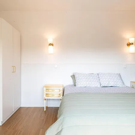 Charming One Min Walk To The * Estoril